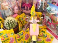 Soutěž o zásobu superkyselých želé bonbónů Kaktusáci a panenky Barbie