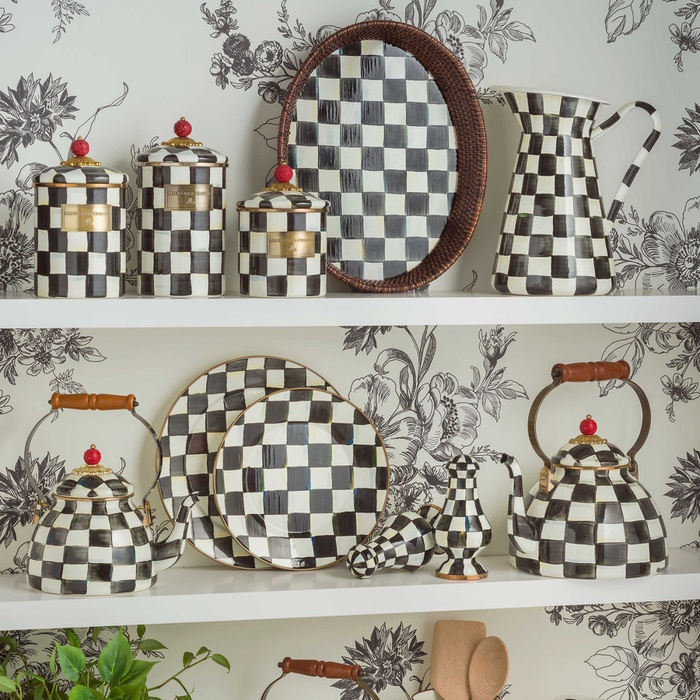 Soutěž o ikonickou smaltovanou konvici Mackenzie-Childs Courtly Check®